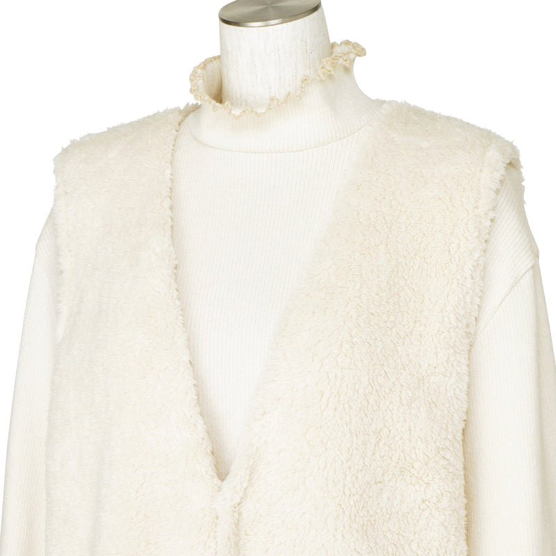 Fur vest and hyaluronic acid pajamas, ivory